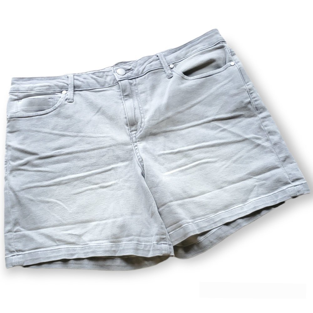 𝅺Calvin Klein Jeans size w31 light grey denim jean shorts